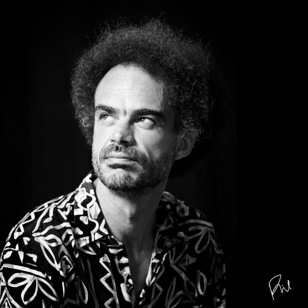 Portrait, homme aux cheveux bouclés, chemise à motifs